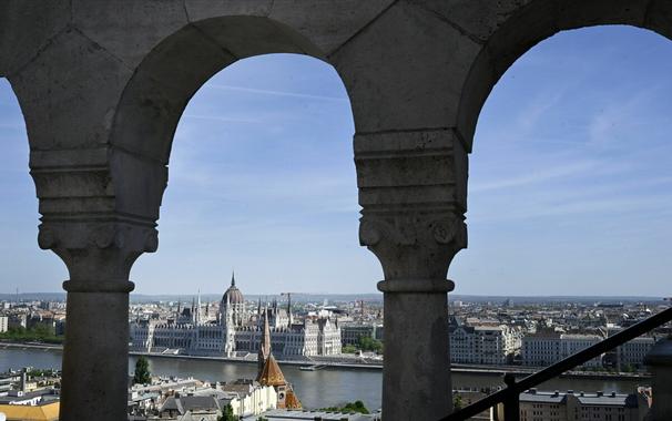 Blick aus dem Parlamentsgebäude in Budapest auf die Donau Blick aus dem Parlamentsgebäude in Budapest auf die Donau