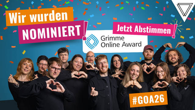 Gruppenfoto von 13 Mitgliedern des Volksverpetzer-Teams, alle in Schwarz gekleidet. Sie lächeln in die Kamera und formen mit den Händen Herzen. Hintergrund in Blau mit buntem Konfetti. Oben links steht in Textbalken: “Wir wurden NOMINIERT!” In der Mitte ist das Logo des Grimme Online Award zu sehen, daneben der Aufruf “Jetzt Abstimmen!”. Unten rechts steht “#GOA26”, oben rechts das Volksverpetzer-Logo, ein Dreieck.