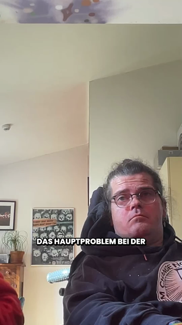 Ausschnitt aus einem Videogespräch mit vier Personen. Es spricht eine weiblich gelesene Person mit kurzen dunklen Haaren und rotem Pulli.