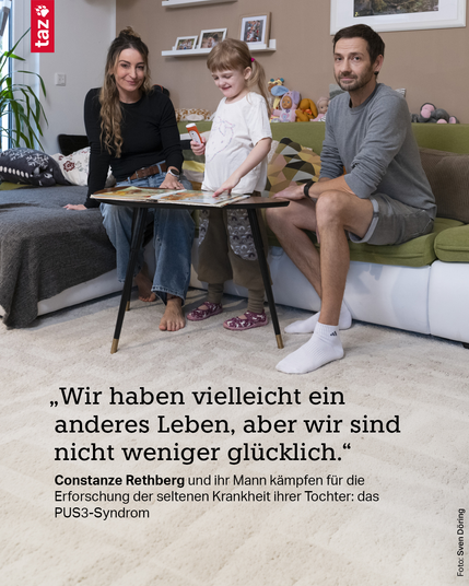 Ein Bild von Constanze Rethberg und ihrer Tochter und ihrem Mann. Text: „Wir haben vielleicht ein anderes Leben, aber wir sind nicht weniger glücklich.“

Constanze Rethberg und ihr Mann kämpfen für die Erforschung der seltenen Krankheit ihrer Tochter: das PUS3-Syndrom
