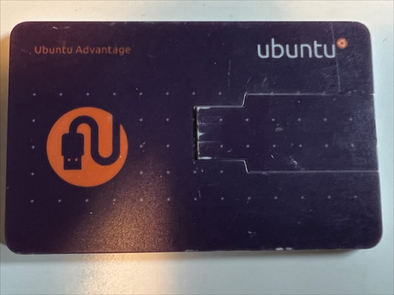 USB Stick in Scheckkartenform mit Ubuntu Logo