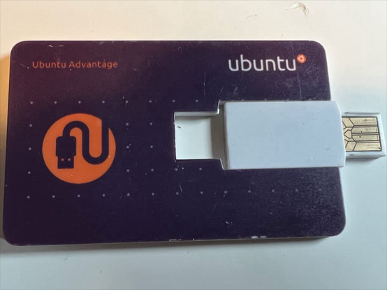 USB Stick in Scheckkartenform mit Ubuntu Logo