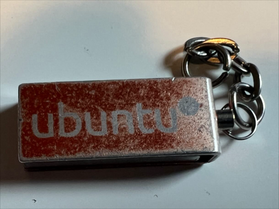 Alter Metall, USB Stick mit Ubuntu Logo