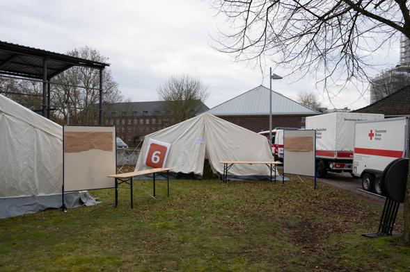 DRK SG30 Zelt mit Tafel PSNV vor dem Zelteingang.