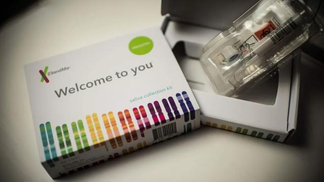 Une trousse de test génétique de la compagnie 23andMe.