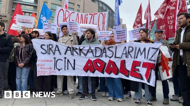Students holding a banner which reads "Justice for our friends" in Turkish in front of Çağlayan Courthouse Students holding a banner which reads "Justice for our friends" in Turkish in front of Çağlayan Courthouse