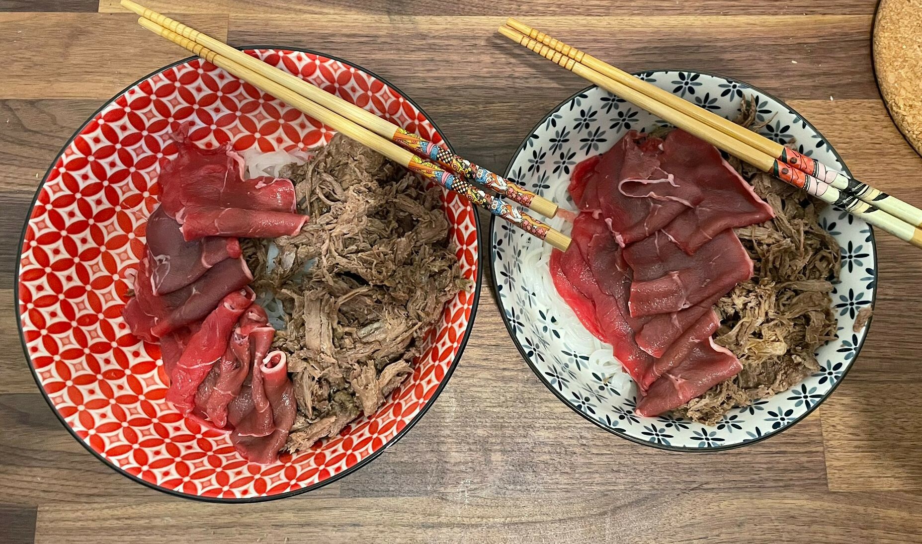 Impiattamento di tagliatelle e carne senza brodo