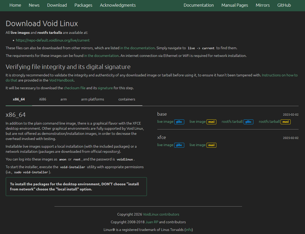 La pagina dei "downloads" di Void Linux, dove è possibile scegliere la versione "base" o con "XFCE" già incluso, e la versione con glibc o musl.