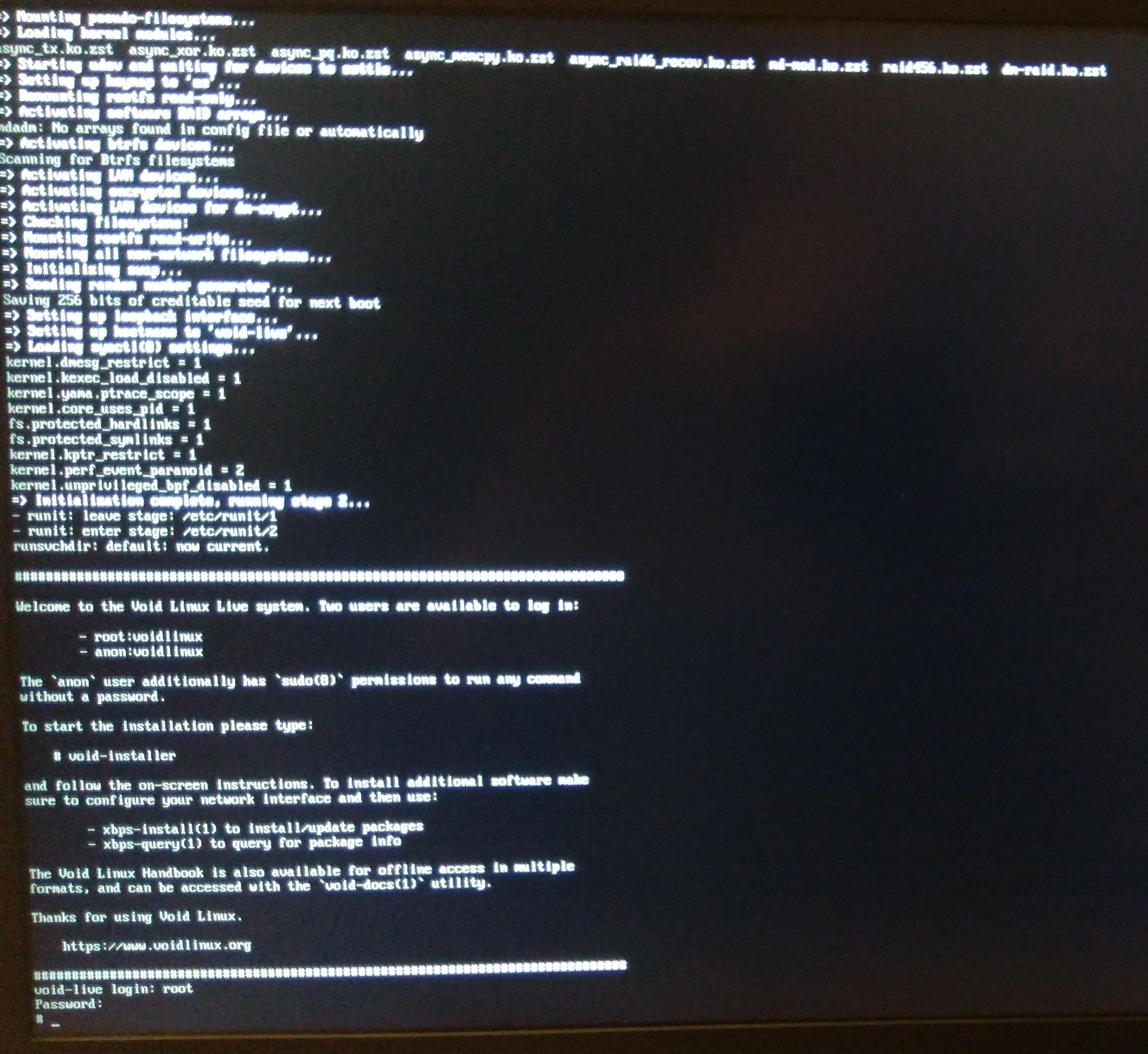 La schermata di un terminale dopo l'avvio della ISO di Void Linux, dove è necessario inserire le credenziali di root per avviare il processo di installazione
