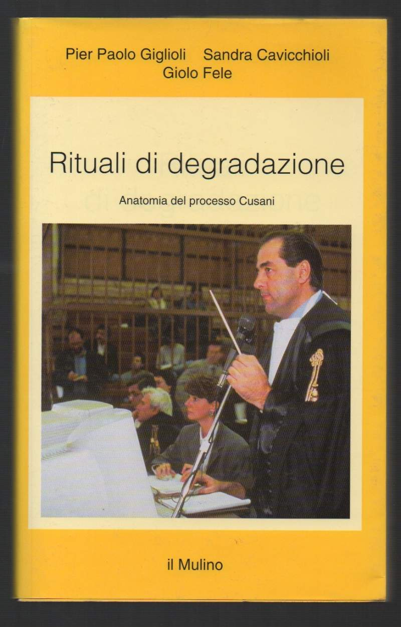 I tre contributi del volume considerano il processo Cusani come evento rispettivamente rituale, mediale e discorsivo. Il saggio di Giglioli esamina il rapporto tra livello giudiziario, situazione politica, interpretando il processo come cerimonia di degradazione nel corso del quale l'immagine dei leader politici compromessi è stata ritualmente distrutta. La Cavicchioli legge l'evento dal punto di vista semiotico, come testo "narrativo" filtrato dalle caratteristiche specifiche del mezzo televisivo. Giolo Fele, infine, analizza il processo come interazione faccia a faccia, nella quale la presentazione del sé e il controllo dei meccanismi discorsivi hanno un'importanza cruciale per la reputazione pubblica dei protagonisti.