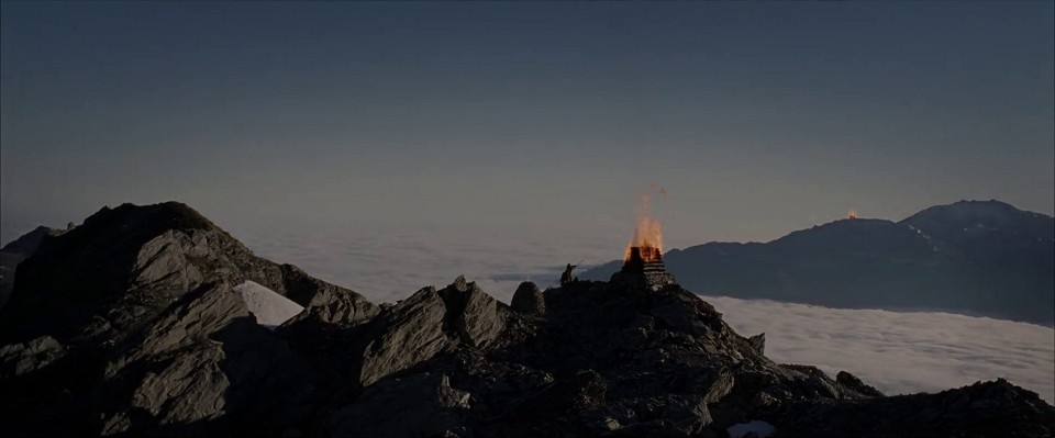 Flambeau d'alerte sur le sommet d'une montagne. Image tirée de la trilogie du seigneur des anneaux par Peter Jackson 