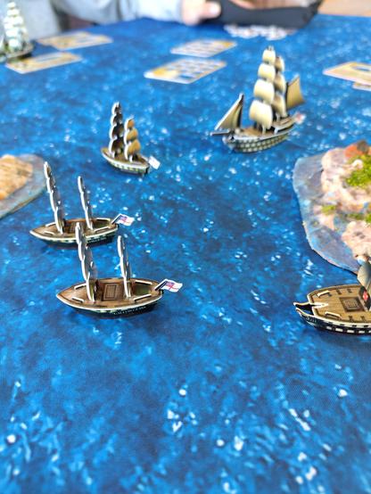 Bateau miniature sur un tapis représentant de l'eau
