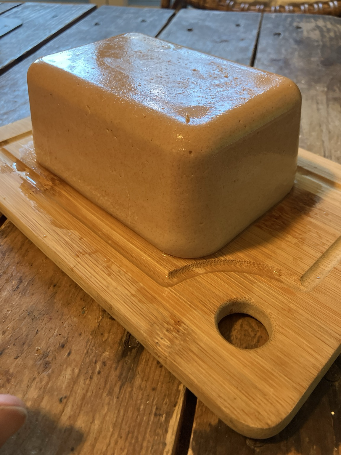 Bloc de tofu de lentilles corail maison sur une planche à découper
