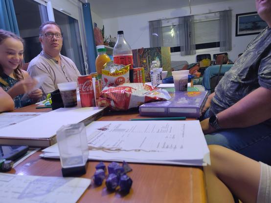 Table couverte de feuilles, de victuailles pour une partie de jeu de roles