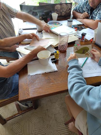 Table avec des joueurs autour