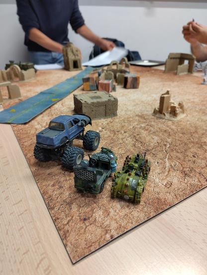 Table de jeu avec figurines 