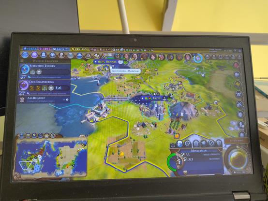 Photo d'un écran d'ordinateur portable avec une partie de civilisation 6 en cours.