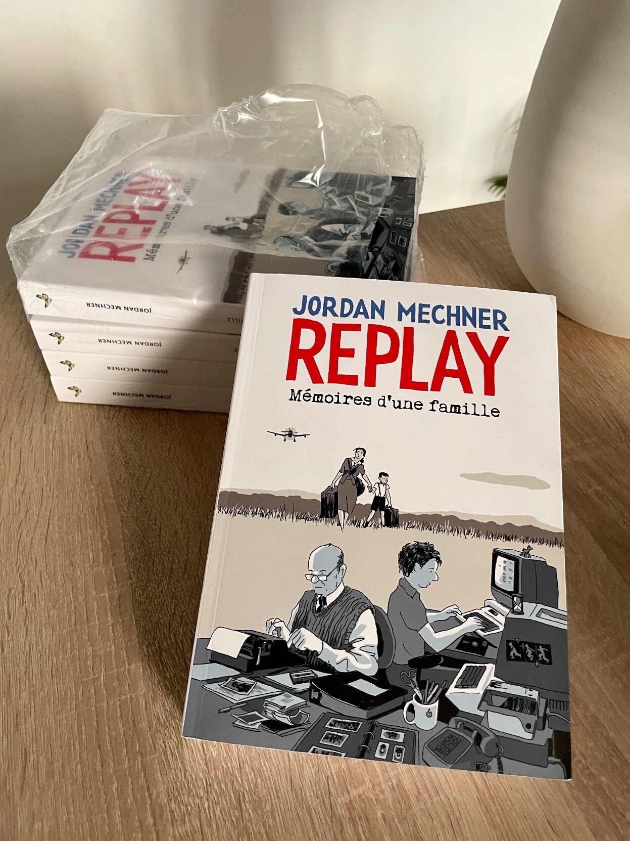 Stack of copies of Jordan Mechner's graphic novel memoir REPLAY (French edition)