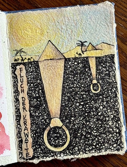 Zeichnung mit Buntstift und Pigmetliner auf einer Skizzenbuchseite; eine ägyptische Landschaft mit Pyramiden unter einer gelben Sonne; vier sehr kleine Kamele und 2 Menschen; darunter ein Querschnitt durch die Erde, der zeigt, wie sich die Pyramiden unterirdisch als riesige Krawatten fortsetzen; auf der linken Seite der Schriftzug: „Fluch der Krawatte“ von oben nach unten geschrieben;