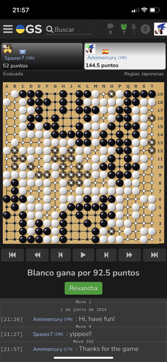 Captura de pantalla de una partida de Go online. El Go se juega en un tablero con una cuadrícula de 19x19, colocando fichas redondas blancas y negras para delimitar territorio.