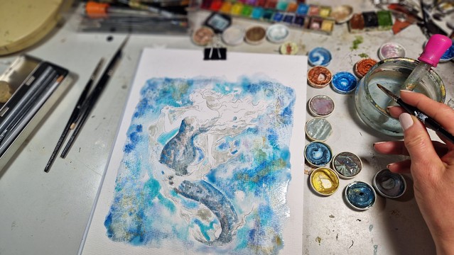 Fange an die Skizze der Meerjungfrau die anfangs nur aus graffitlinien besteht mit Wasserfarben zu einer Malerei zu machen, gehalten in türkis und Blautönen