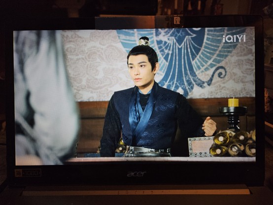 Li Bing at his desk. Behind him one can see the stylised blue tail and wings of a phoenix.
