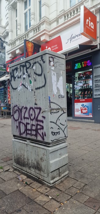 Graffitimålat elskåp på en gata i Hamburg. 
