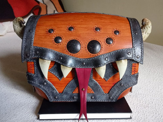 Front pic of the mimic, box body and lid (only the paws absent), with two very little curved horns at the sides of the lid, same colour as the teeth