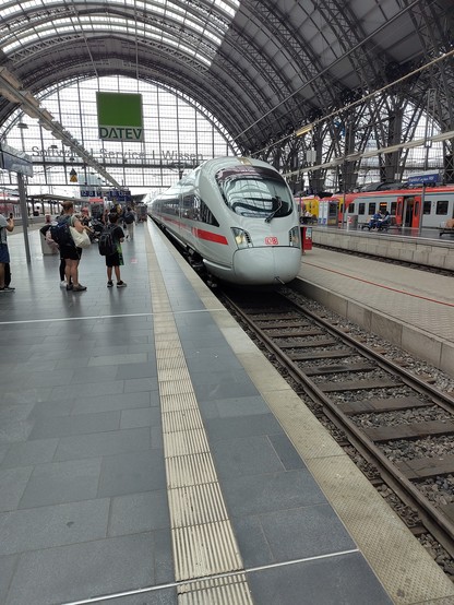 An ICE T train arriving at a platform at Frankfurt (Main) Hbf