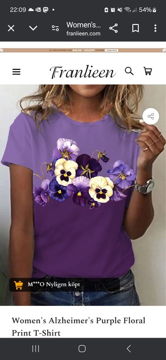 Foto på modell i tröja. T-shirt modellen heter något med Alzheimer.