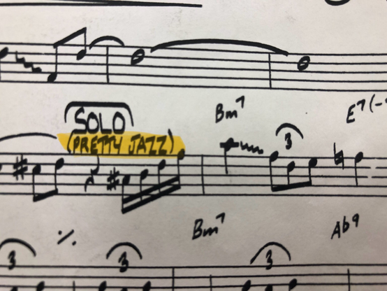 Ein Teil eines Notenblattes. Eine Stelle ist beschriftet und mit Textmarker markiert. Zu Beginn des Solo steht „Pretty Jazz“