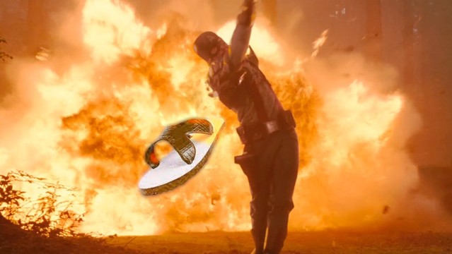 Capitan América con una explosión de fondo lanzando una sandalia