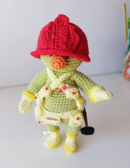 Amigurumi de un curri, personajes humanoides pequeñitos rechonchos y verdes vestidos de obrero, que aparecen en Fraggle Rock 

Patrón original Dinosa Labs