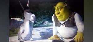 Fotograma de la película Shrek con el burro y Shrek mirándose.

Image from the Shrek movie with the donkey and Shrek looking at each other.