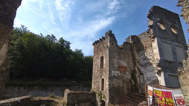 Photo of the castle ruins depicted in the previous images