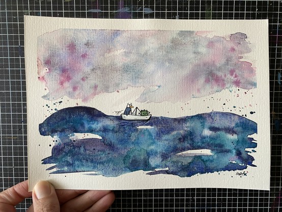 Strüppi und der Pinguin auf einem kleinen Papierboot im Aquarellmeer.