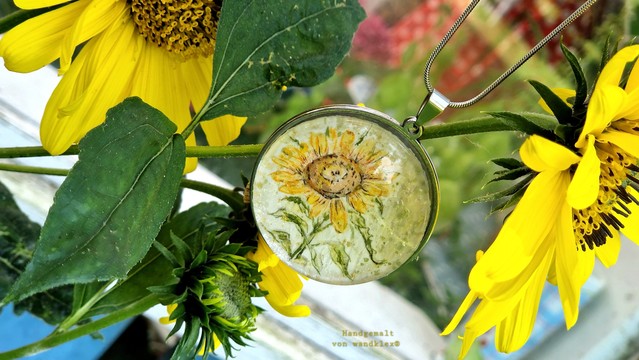 Anhänger mit handgemaltem Sonnenblumen Motiv, inmitten echter Sonnenblumen fotografiert