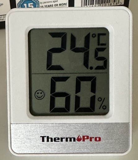 Digital thermometer reading 24.5 degrees Celsius and 60% humidity