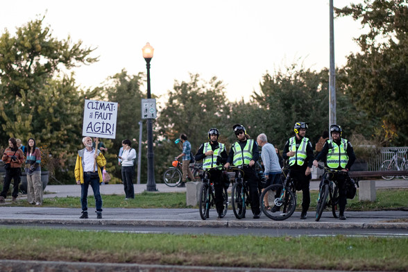 Un manifestant tient une parcarte sur laquelle on peut lire 