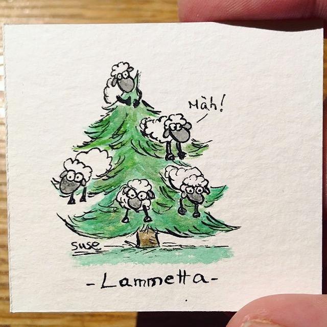 "Lammetta" 5 Schafe, die in einem Tannenbaum sitzen.