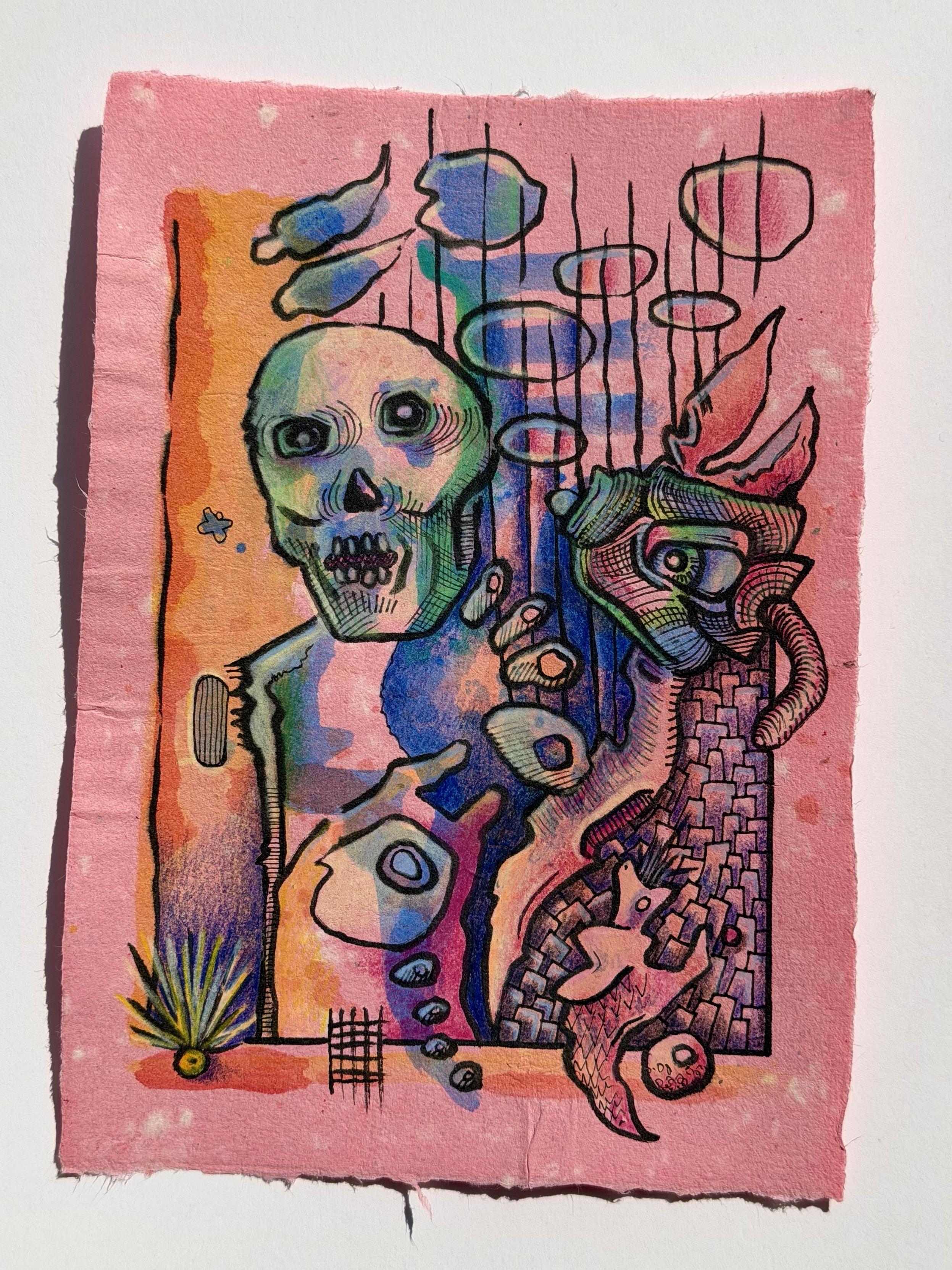 abstrakte Illustration mit leuchtenden Farben auf einem strukturiertem, rosa Papier; ein stilisierter nicht ganz toter Totenschädel, verzerrte Figuren, darunter eine mit einer langen, gebogenen Nase und verschiedene geometrische Formen, die eine surreale und phantasievolle Komposition schaffen;