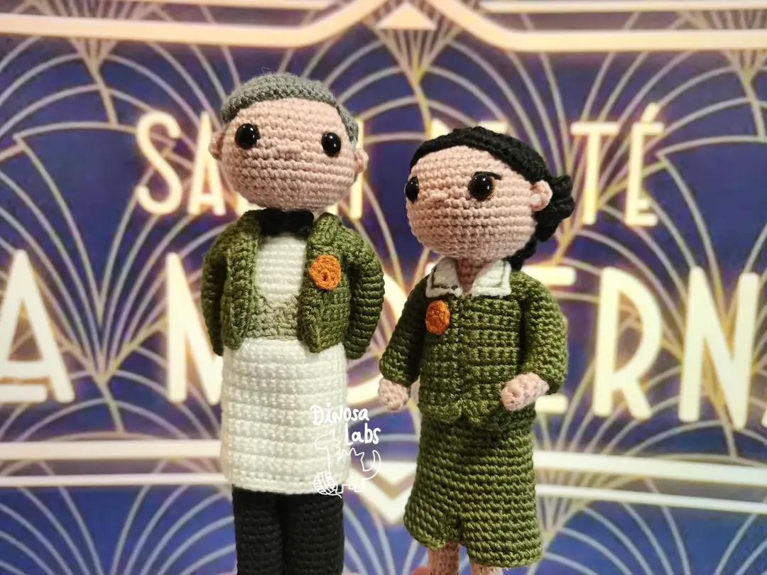 Amigurumi de Cañete y Teresa con el fondo del salón de tela moderna detrás