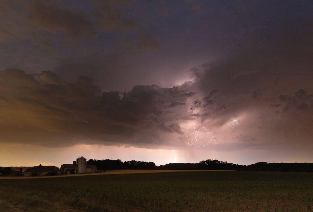 A few minutes later. Farm's illumination has shut off