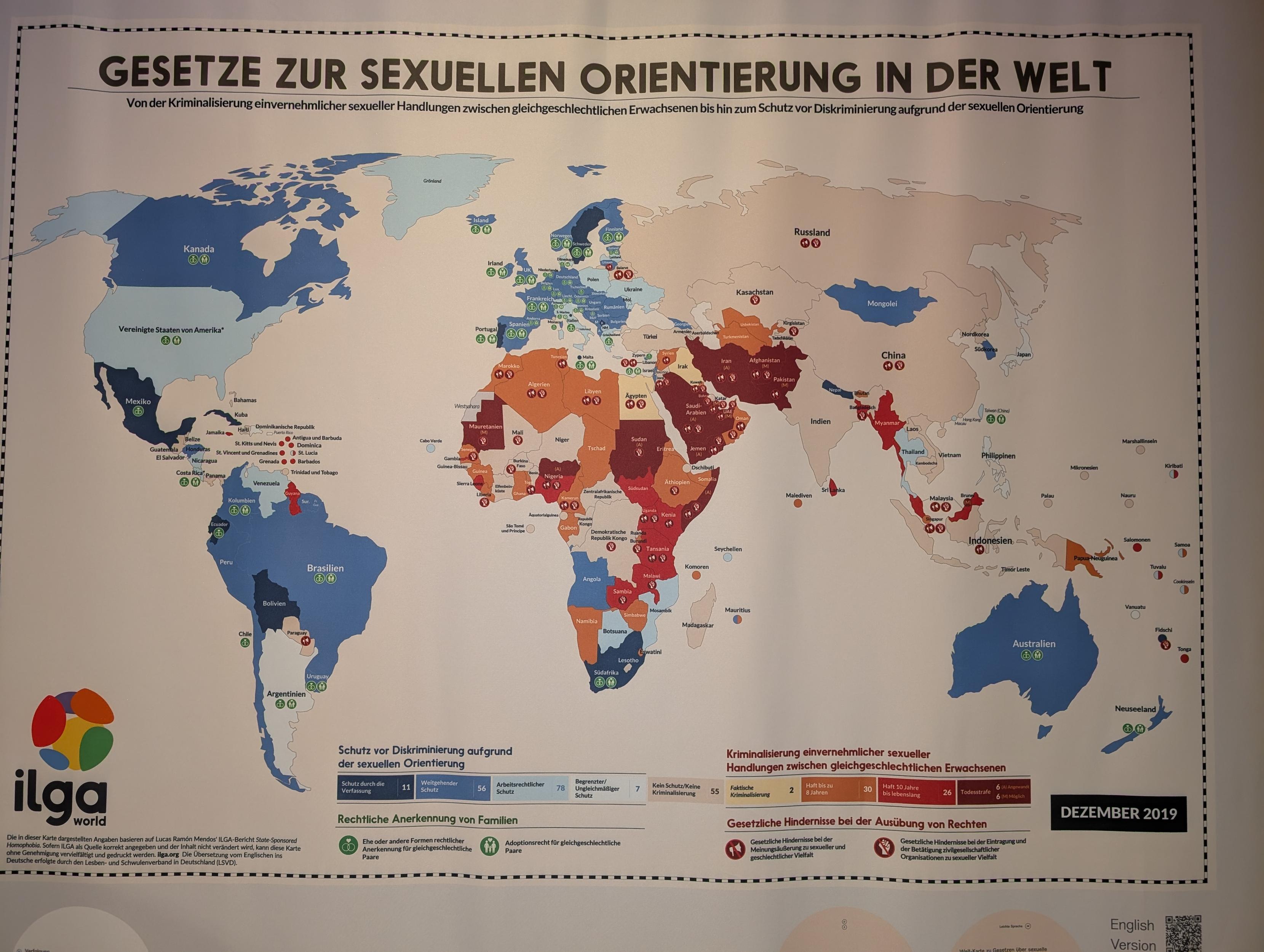 Eine Weltkarte, die zeigt, wie stark queere Menschen in verschiedenen Ländern verfolgt oder beschützt werden.