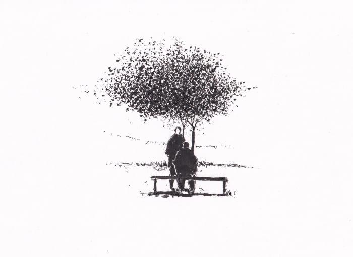 Zwei Personen sitzen und stehen unter einem Baum auf einer Bank.