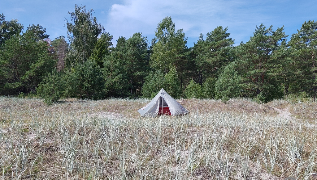 Ett Robens Venturer 4 LW Light Green-tält uppställt på Vitvikens strand på Gotland.