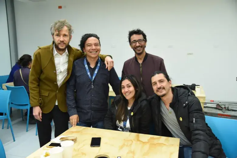 El equipo La Piragua posa sonriente alrededor de una mesa durante la hackatón.