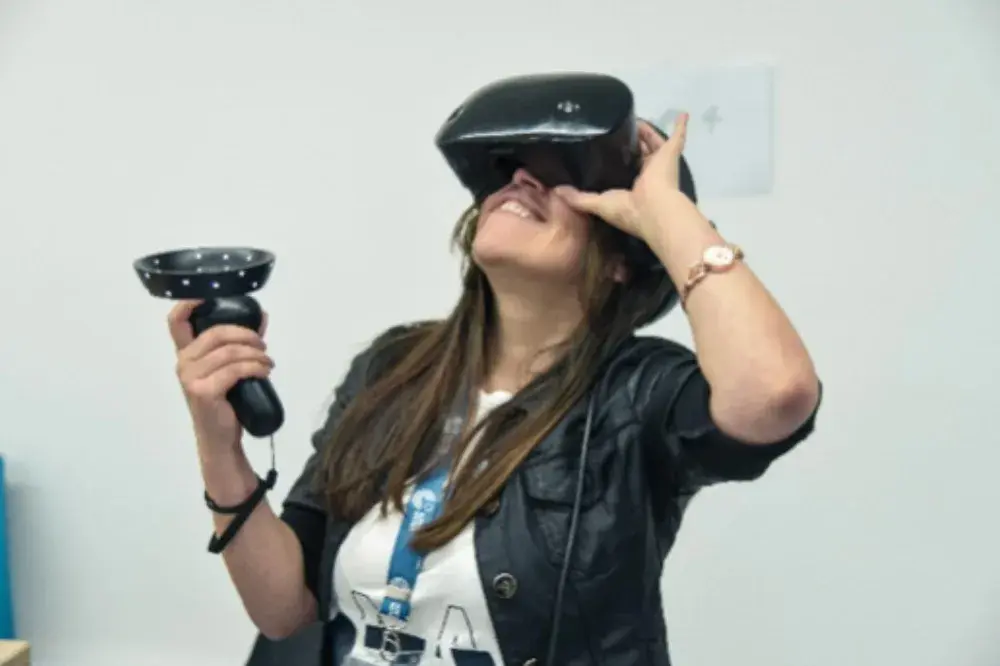 Una integrante del equipo prueba el prototipo con visor de realidad virtual y control de movimiento.