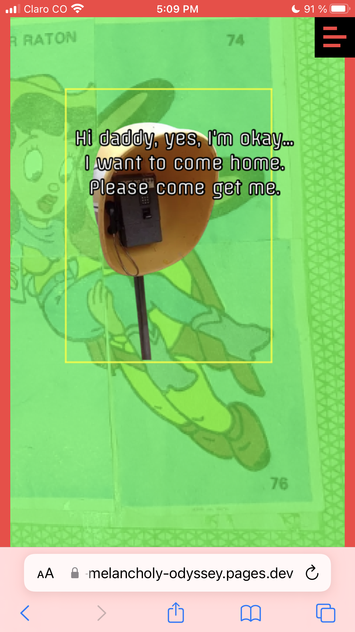 Escena del juego en el celular sobre una lámina de álbum con tinte verde: un teléfono antiguo y el texto «Hi daddy, yes, I'm okay… I want to come home. Please come get me.»