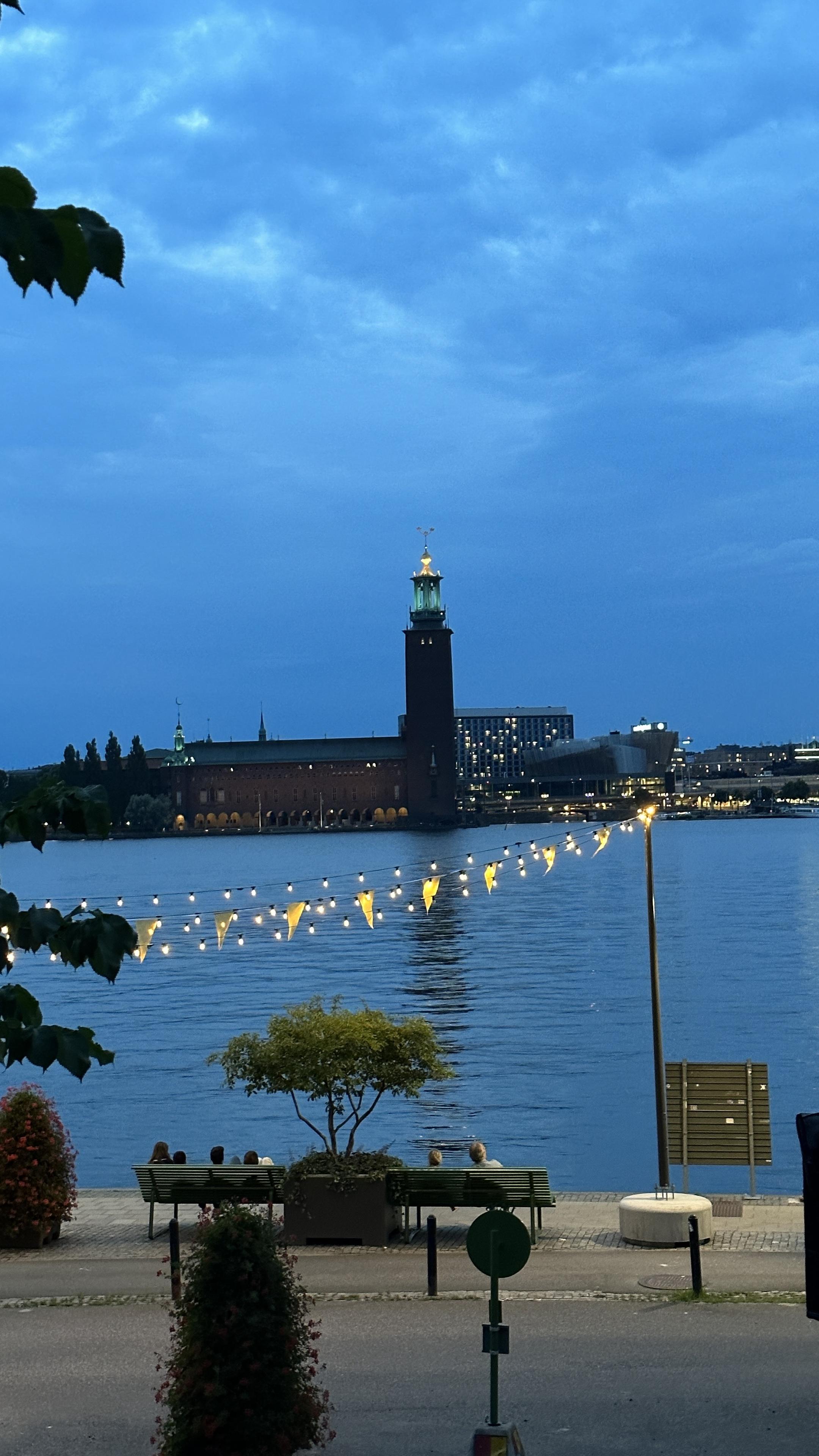 Rathaus der Stadt Stockholm. Fotografiert in der Dämmerung, von Södermalm aus übers Wasser. Rathaus der Stadt Stockholm. Fotografiert in der Dämmerung, von Södermalm aus übers Wasser.